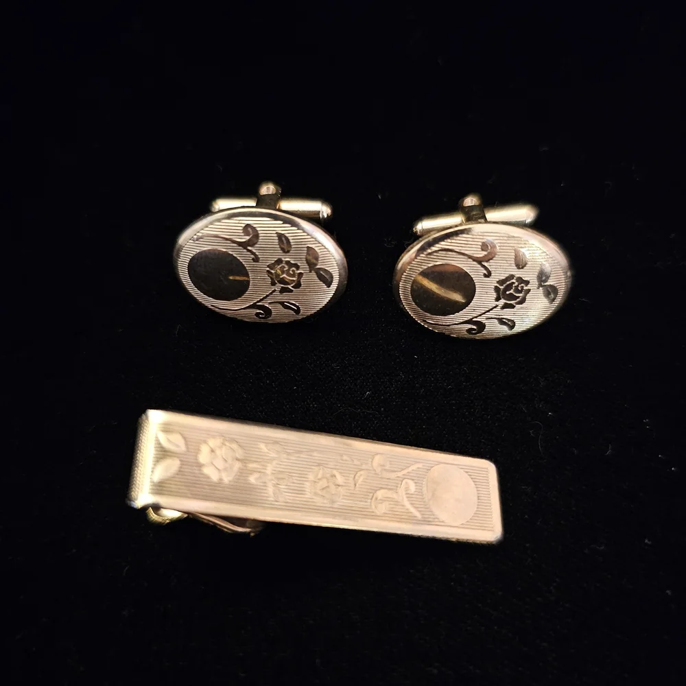 Vintage Gold Tone with Rose Detail Cufflink & Tie Bar Set